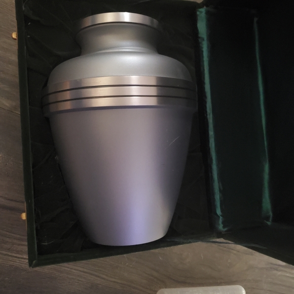 Urn - Picture 1 of 4